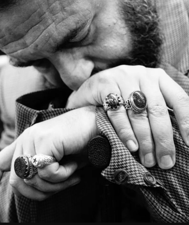 Sighs Beneath the collar: سر در گریبانان